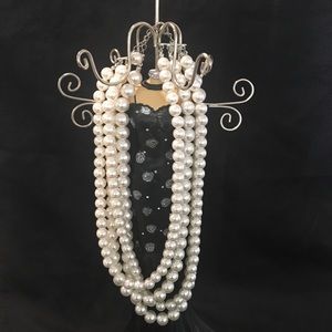 Pearl like layered necklace.